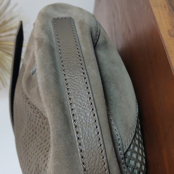 Gorgeous Burberry Suede Neutral Leather Hobo Minimalist - Picture 9 of 17